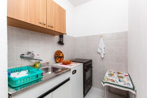 Apartment, 1 Double Bed | Private kitchen