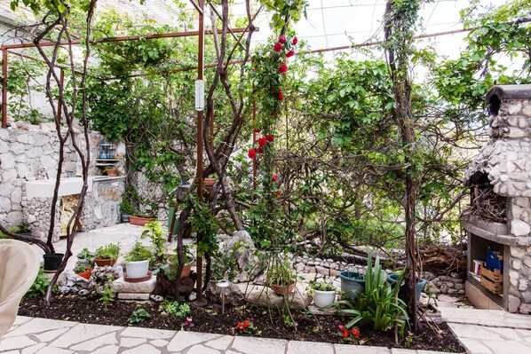 Apartment, 1 Double Bed | Property grounds