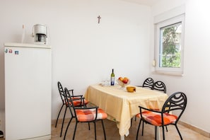 Apartamento, 2 camas de casal | Cozinha privada | Cooktop, talheres/pratos/utensílios de cozinha