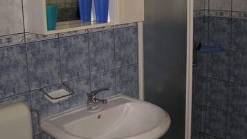 Apartment, Multiple Beds | Bathroom | Shower, towels