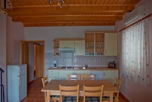 Apartamento, várias camas | Cozinha privada | Fogão, cooktop, lava-louças, talheres/pratos/utensílios de cozinha