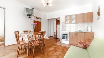 Căn hộ, nhiều giường | Phòng khách | TV