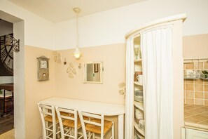 Stovetop, dishwasher, cookware/dishes/utensils