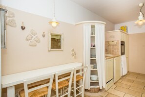 Stovetop, dishwasher, cookware/dishes/utensils