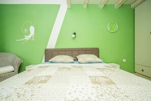Free WiFi, bed sheets