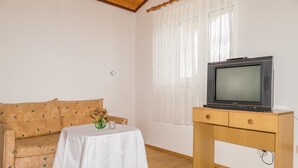 Appartement, 1 tweepersoonsbed met slaapbank | Woonkamer | Een televisie