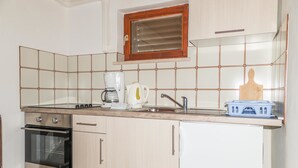 Appartement, 1 tweepersoonsbed met slaapbank | Privékeuken | Een oven, een kookplaat, kookgerei, borden en bestek