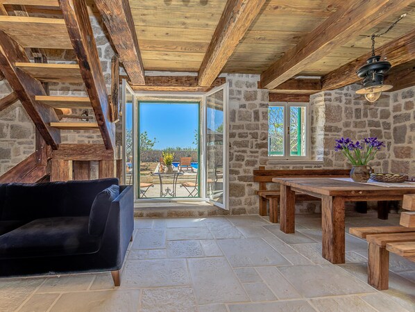 Villa - flera sängar | Vardagsrum | Tv och eldstad