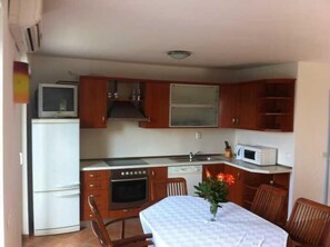Appartement, plusieurs lits | Cuisine privée | Four, plaque de cuisson, batterie de cuisine, vaisselle et ustensiles