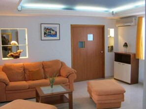 Appartement, 2 lits doubles | Salle de séjour | Télévision