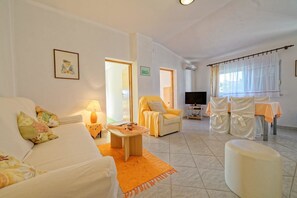 Apartment, Mehrere Betten | Wohnzimmer | Fernseher