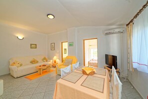 Apartment, Mehrere Betten | Wohnzimmer | Fernseher