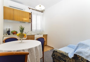 Apartemen, 1 Tempat Tidur Double | Dapur pribadi | Lemari es, kompor, dan peralatan masak/sendok-piring