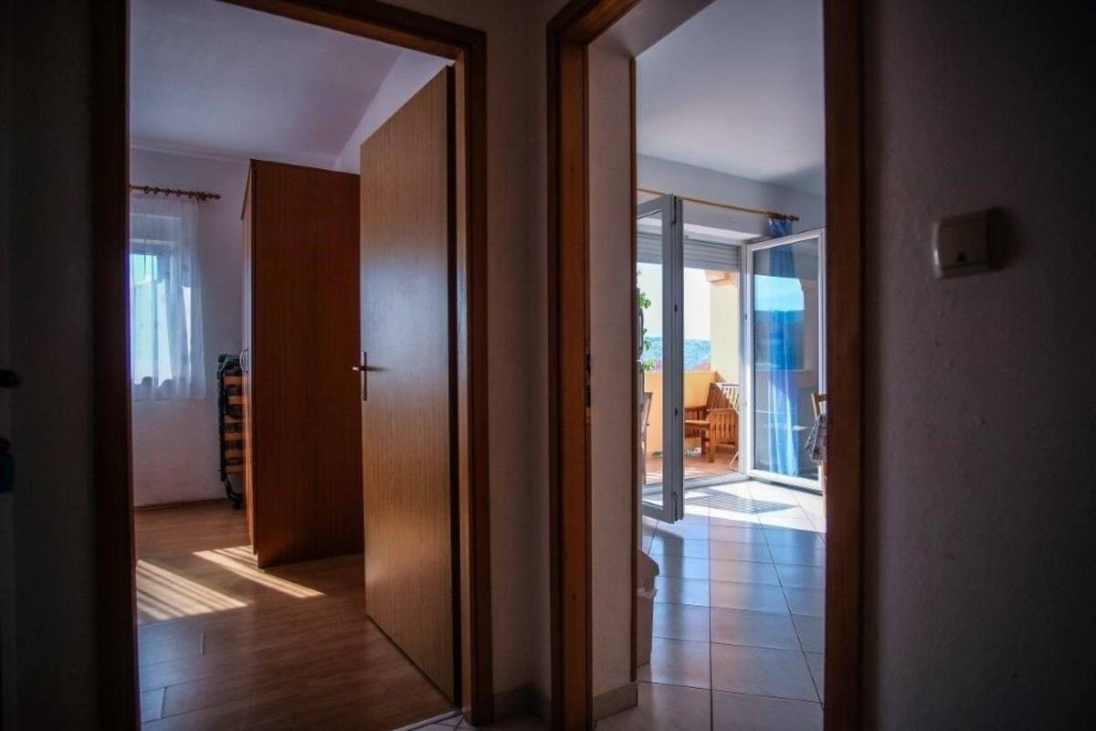 Un couloir menant à un balcon d’où l’on peut admirer le paysage.
