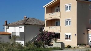 A two-story building with a balcony on the upper floor. - Apartments Jasko (Rab)
