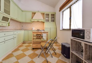 Appartement, Plusieurs lits | Cuisine privée | Surface de cuisson, vaisselle et ustensiles