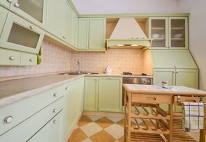 Appartement, Plusieurs lits | Cuisine privée | Surface de cuisson, vaisselle et ustensiles