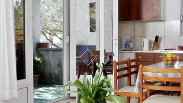 Apartment, Mehrere Betten | Eigene Küche | Herdplatte, Kochgeschirr/Geschirr/Besteck