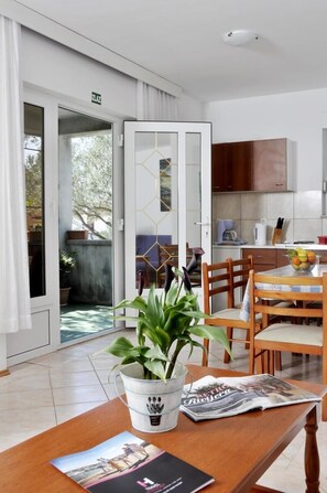 Apartment, Multiple Beds | Private kitchen | Stovetop, cookware/dishes/utensils