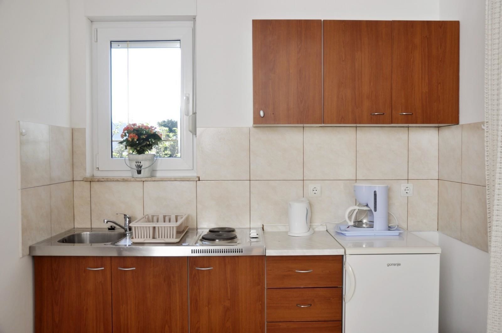 Apartment, Multiple Beds | Private kitchen | Stovetop, cookware/dishes/utensils