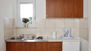 Apartment, Multiple Beds | Private kitchen | Stovetop, cookware/dishes/utensils