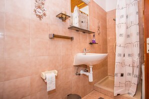 Apartment, Multiple Beds | Bathroom