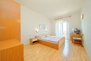 Room, 1 Double Bed | Free WiFi, bed sheets - Apartments & Rooms Matušan (Rab)
