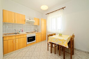 Apartment, Multiple Beds | Private kitchen
