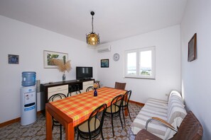 Appartement, Meerdere bedden | Privékeuken | Een oven, een kookplaat, een vaatwasser, kookgerei, borden en bestek