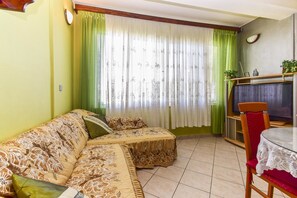 Oven, stovetop, cookware/dishes/utensils - Holiday House Anica (Bibinje)