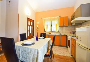 Appartement, 1 tweepersoonsbed met slaapbank | Privékeuken | Een koelkast, een magnetron, een kookplaat