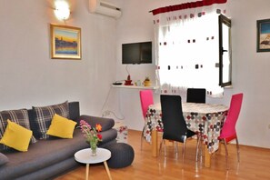 Appartement, 1 tweepersoonsbed met slaapbank | Woonkamer | Een televisie