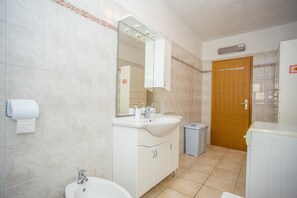 Departamento, varias camas | Baño | Regadera, secadora de cabello, shampoo 