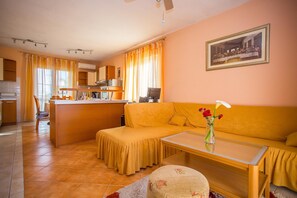 Private kitchen - Apartment Zoki i Goga / Two Bedroom (Okrug)