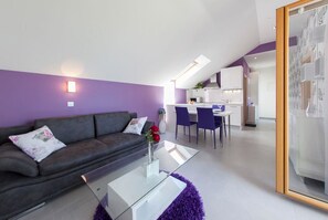 Apartamento, 1 cama de casal e sofá-cama | Sala de estar | TV