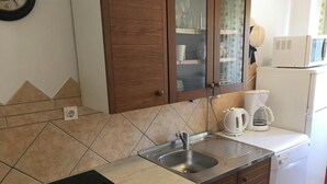 Apartament, 1 llit doble i sofà llit | Cuina privada | Cafetera i tetera, frigorífic, microones i placa de cuina 