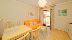 Apartament, diversos llits | Sala d'estar | Televisor 
