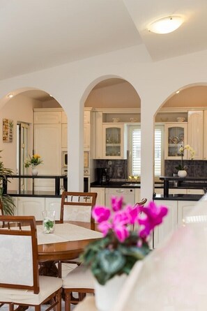 Stovetop, dishwasher, cookware/dishes/utensils - Villa Almas Neoric (Muc)