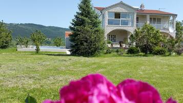 Villa, Berbilang Katil | Depan hartanah