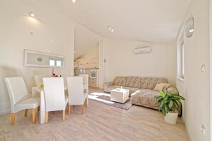 Departamento, varias camas | Cocina privada | Parrilla de estufa, lavavajillas y cafetera y tetera