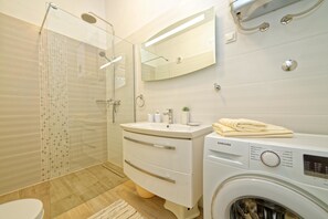 Apartment, Mehrere Betten | Badezimmer | Dusche