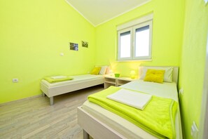 Departamento, varias camas | Tabla de planchar con plancha, wifi gratis y ropa de cama