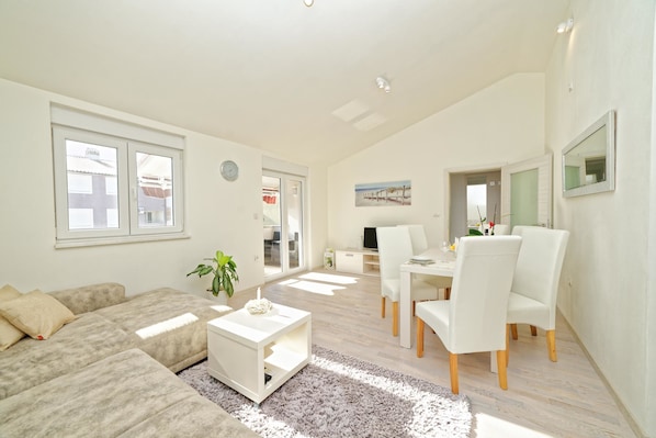 Apartment, Multiple Beds | Private kitchen | Stovetop, dishwasher, coffee/tea maker, cookware/dishes/utensils