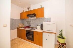 شقة - سرير مزدوج مع أريكة سرير | مطبخ خاص | ثلاجة، ميكروويف، موقد طهي مسطح، غسالة أطباق