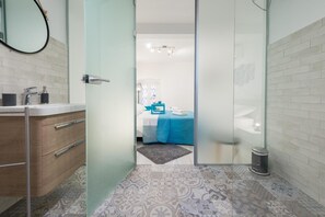 Shower, free toiletries, hair dryer, towels - EuroAdria Residence (Dubrovnik)