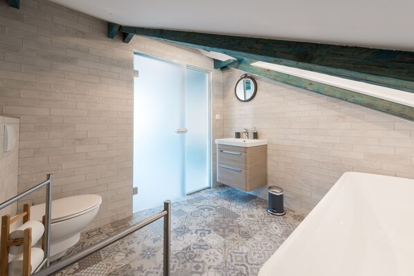 A bathroom with a toilet, sink, and shower. - EuroAdria Residence (Dubrovnik)