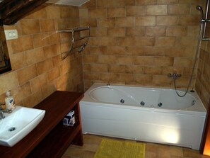 Hus - flere senge | Badeværelse | Dybe badekar, bidet, håndklæder
