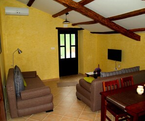 House, Multiple Beds | Private kitchen | Oven, stovetop, dishwasher, electric kettle