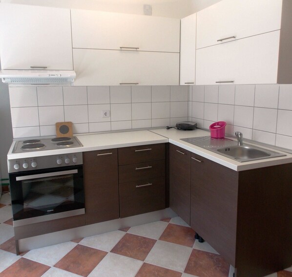 Apartment, Multiple Beds | Private kitchen | Stovetop, cookware/dishes/utensils