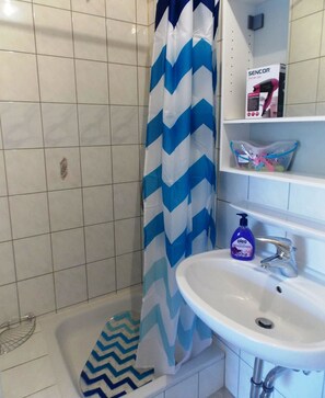 Departamento, varias camas | Baño | Regadera y secadora de cabello 